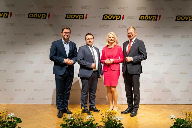 Landesparteisekretär Florian Hiegelsberger, Oberkappels Bürgermeister Manuel Krenn, Bezirksparteiobfrau Gertraud Scheiblberger und Landeshauptmann Thomas Stelzer (v.l.). | Foto: Fabian Pischinger