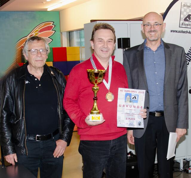 Pokalübergabe für den zweiten Platz an Hannes Schirmbeck (Schachverein Stockerau) - von links: Präsident des NÖ Schachverbandes Christian Kindl, Hannes Schirmbeck und Lothar Handrich (Obmann Schachverein Korneuburg).  | Foto: Schachverein Korneuburg - Roman Pertl