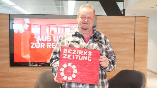 Künstler Egbert Krenn und sein Geschenk an die BezirksZeitung