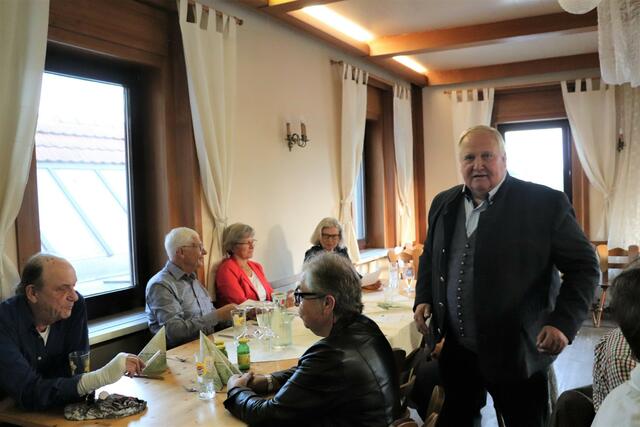 Als Stimmenauszähler bei der Wahl am Ortsparteitag fungierte Bgm. a.D. Toni Weber | Foto: Edith Ertl