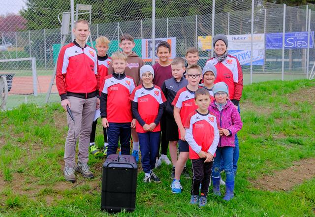 Präsentation der U10 und U13 Teams
Mario Ecker, Bastian Huber, Noah Siedl, Leonard Höbart, Julian Zankl, Theresa Hochhold
Daniel Siedl, Emma Jeitler, Leon Gretz, Felix Rehrl, Karolin Höbart,
Finn Wagner, Jasmin Hochhold