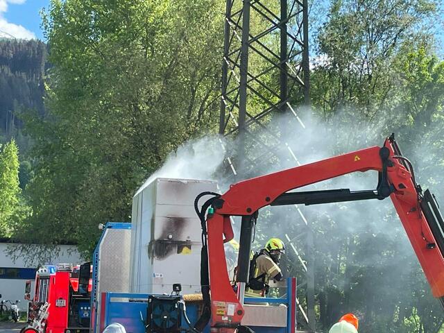  Das Ladegut auf einem Lkw geriet in Brand – die Einsatzkräfte konnten das Feuer rasch löschen. | Foto: FF Hall in Tirol