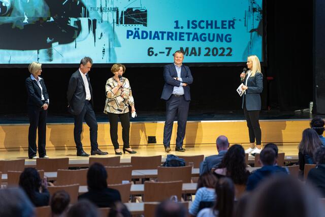 Freude über die gelungene Veranstaltung bei (v.l.n.r.) Bürgermeisterin Ines Schiller, Dr. Peter Niedermoser, Dr.in Elisabeth Osman, Dr. Tilman Königswieser mit Moderatorin Kati Hochhold. | Foto: OÖG