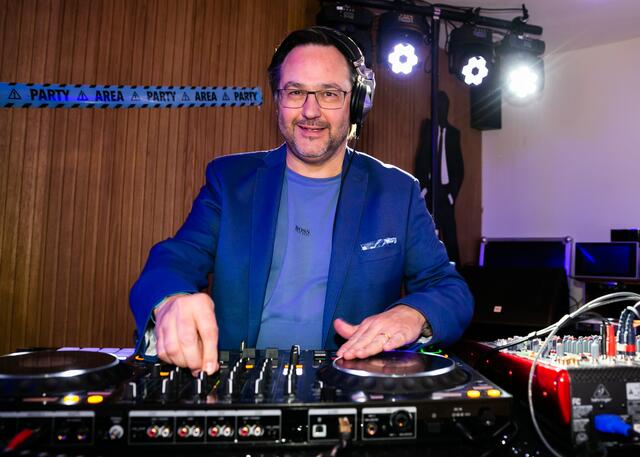 DJ Ovalley alias Horst Scherl ist nicht nur als Veranstalter, sondern auch als DJ Ovalley im Einsatz. | Foto: angelolair