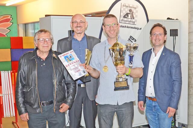 Pokalüberreichung Korneuburg Open (von links: Präsident des NÖ Schachverbandes Christian Kindl, Obmann des Korneuburger Schachvereines Lothar Handrich, KO'BURG OPEN Sieger Florian Piringer (Schachverein Stockerau) und Sponsor NR Stadtrat Andreas Minnich | Foto: Schachverein Korneuburg - Roman Pertl