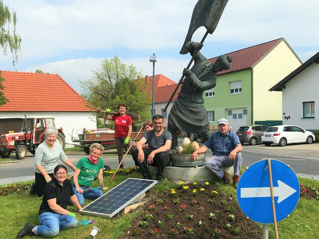 Fremdenverkehrs- und Verschönerungsverein Mitglieder beim Blumensetzen.  | Foto: Franz Bendl