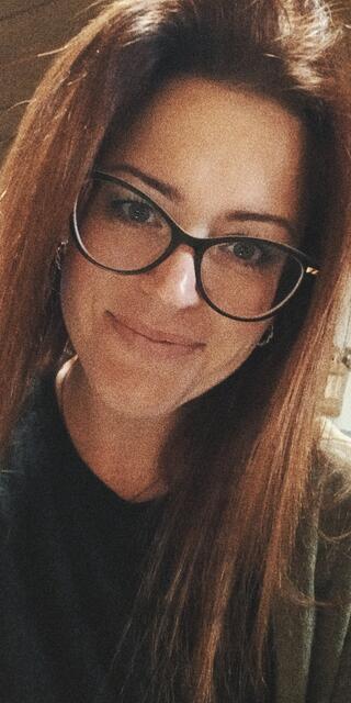 Sarah hat begonnen, ihre Nägel selbst du machen, da sie kein passendes Nagelstudio gefunden hat. | Foto: Höllmüller