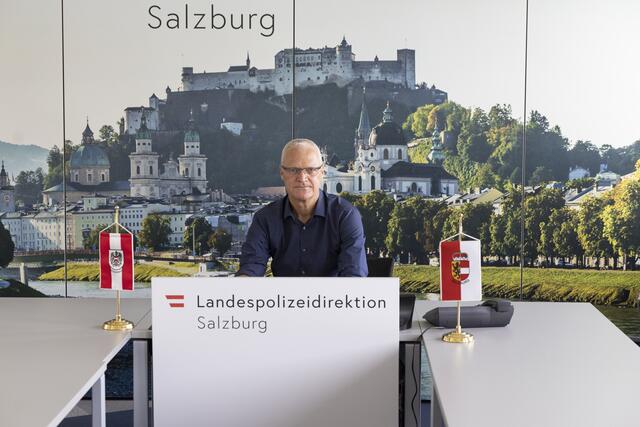 Chefinspektor Peter Meixner leitender Ermittler im Fall aus dem Jahr 2011: Eine 38-jährige Frau wurde in Salzburg auf offener Straße mit zwei Messerstichen schwer verletzt und verstarb in Folge.  | Foto: Servus TV / Andrea Pernpeintner