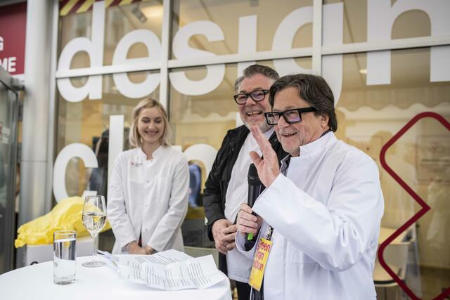 Grafikdesignerin Bettina Janisch, Eberhard Schrempf (Geschäftsführer Creative Indsutries Styria) und  Consultant Karl Stocker bei der Eröffnung der Design-Clinic. | Foto: Miriam Raneburger