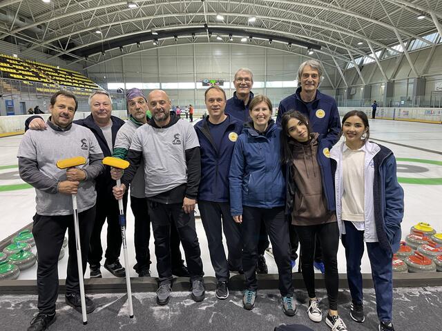 Das Grazer Curling-Team (in den blauen Jacken) absolvierte sein erstes Turnier in Ljubljana und trat dort unter anderem gegen das Team "Granit" (graue T-Shirts) an. | Foto: Curling Club Graz