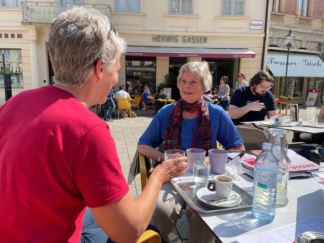 Redakteurin Gabi Stockmann im Gespräch mit Undine-Obfrau Brigitte Schwetz-Koss | Foto: C. Kollerics