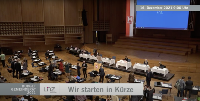 Diskussionen im Gemeinderat können künftig von Zuhause aus mitverfolgt werden – nicht nur der Budgetgemeinderat, wie hier im Dezember 2021. | Foto: Screenshot: DorfTV