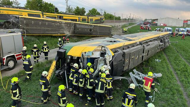 Zwei Waggons stürzten um, 12 Personen wurden verletzt (drei davon schwer), für eine Person kam jede Hilfe zu spät. | Foto: Pressestelle BFK Mödling / Lukas Derkits