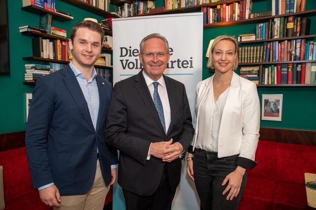 Das Team der ÖVP Wien: Bildungssprecher Harald Zierfuß, Landesparteiobmann Karl Mahrer und Integrationssprecherin Caroline Hungerländer. | Foto: Volkspartei Wien