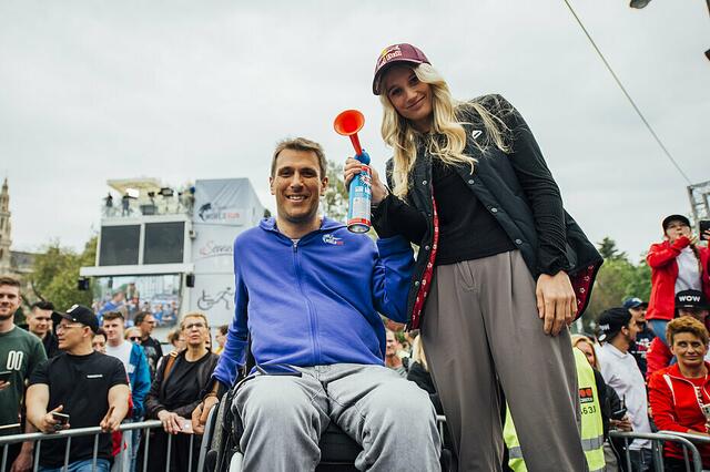Die zweifache Olympiasiegerin Anna Gasser eröffnete gemeinsam mit Wolfgang Illek (Wings for life Botschafter) den Flagship Run in Wien. | Foto: Ulrich Aydt/Wings for life world run