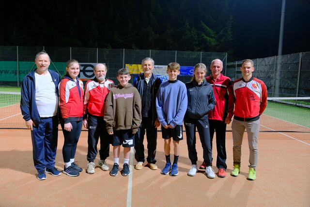 Legenden und Nachwuchsstars vereint: 
Johann Hofbauer, Karoline Pöll, Johann Lindenbauer, Noah Siedl, Ernst Hofmann, David Pöll, Marlene Hackl, Johann Hackl;  Obmann Mario Ecker
