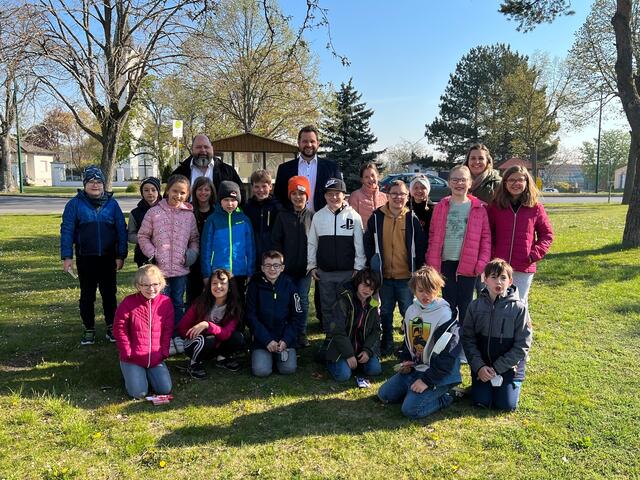 Bürgermeister Thomas Ranits, Amtsrat Gregor Lengyel und Volksschullehrerin Valerie Dezomics mit ihren Kindern der 3. Klasse.  | Foto: Gemeinde Gattendorf
