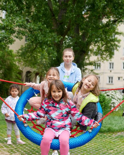 Die Wippe wurde von den Kindern gleich ausgetestet.