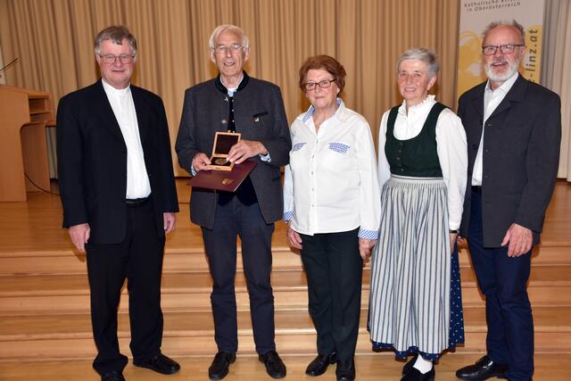 Aus den Händen von Diözesanbischof Manfred Scheuer erhielt Johann Mitterlehner, 88, im Linzer Priesterseminar die Severin Medaille. 
