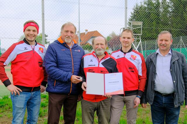 Dominik Ecker, Präsident Raimund Hager, Johann "Lindi" Lindenbauer, Mario Ecker und Bürgermeister Johann Hofbauer
