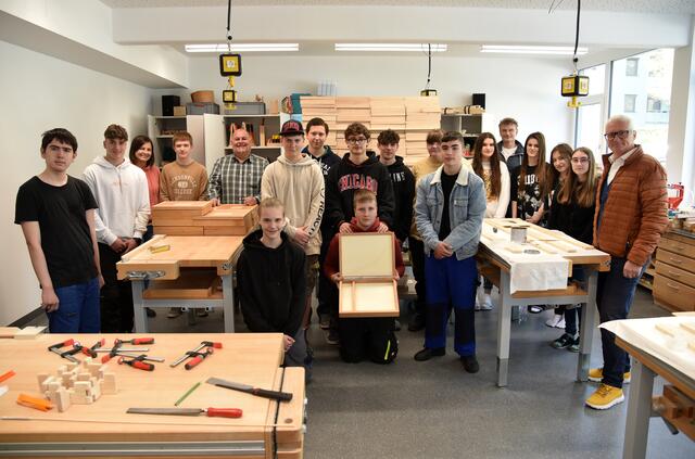 Kulturstadtrat KommR Peter Spicker bedankte sich bei den Schüler*innen der Polytechnischen Schule sowie bei Direktor OSR Erich Sandtner und den Pädagog*innen Bernhard Klaus und Barbara Happel mit einer gesunden Jause. | Foto: Stadtgemeinde Ternitz