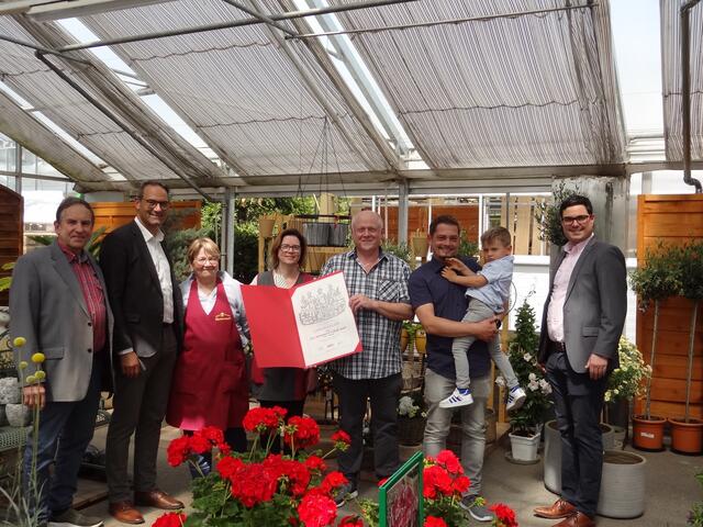 Innungsmeister Peter Pfeifer, WK Präsident Christoph Walser, Seniorchefin Erika Angeloff, Chefin Natascha Norz, Chef Josef Norz, Juniorchef Josef Norz (mit Sohn Jonas) und Innungs-GF Christian Ladner | Foto: Norz-Tichoff