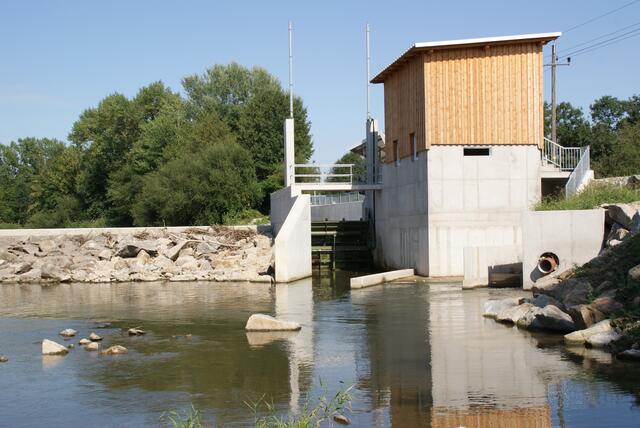 Die Gemeinde Taufkirchen betreibt seit 2013 ein Kleinwasserkraftwerk an der Pram, das 378.000 KW Strom pro Jahr liefert. | Foto: BRS