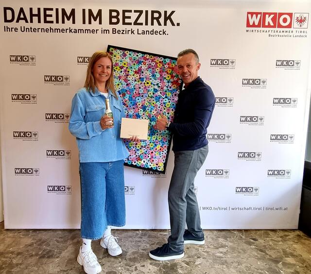 Neues in der Künstlerecke: Die heimische Künstlerin Myriam Hann mit WK-Bezirksstellenleiter Otmar Ladner | Foto: Otmar Ladner