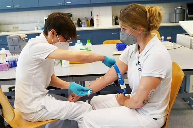 Tobias Mader und Johannes Gratzer untersuchten das Blut von mehr als 200 Probandinnen und Probanden, um mehr über den Antikörperstatus bei Geimpften, Genesenen und Ungeimpften zu erfahren.
 | Foto: FHWN 