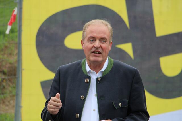Bürgermeister Bernhard Ederer (ÖVP) aus Naas bei Weiz lud dieser Tage zum Spatenstich eines neuen Kindergartens. | Foto: RegionalMedien Hofmüller