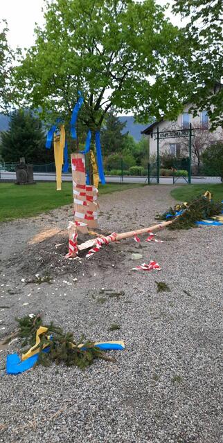 Der massakrierte Maibaum. | Foto: Bous