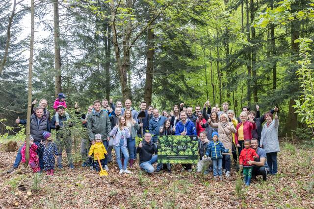 Mit dem Anpflanzen eines Waldstücks hat die FACC Belegschaft ein gemeinsames Zeichen für Nachhaltigkeit und Wachstum gesetzt. Nachdem vor Weihnachten jeder Mitarbeiter einen Setzling geschenkt bekommen hatte, wurde mit Beginn der warmen Jahreszeit ein Teil dieser Bäume nun in einem Waldstück in der Nähe des FACC Headquarters in Ried eingesetzt.

 | Foto: FACC/Rambossek