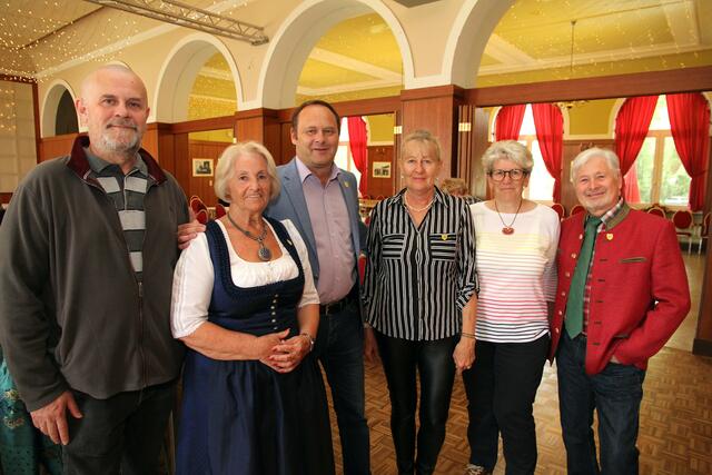 vlnr: StR Burger, Marianne Srtschin, BGM Ram, StR Taschner, GR Hermann, Kurt Kunkewycz | Foto: Stadtgemeinde Fischamend