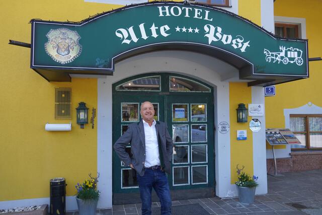 Der Gemeinderat (FPÖ) und Hotelier Andreas Teufl vor seinem traditionellen Gasthof „Alte Post" in Faistenau. | Foto: Emanuel Hasenauer