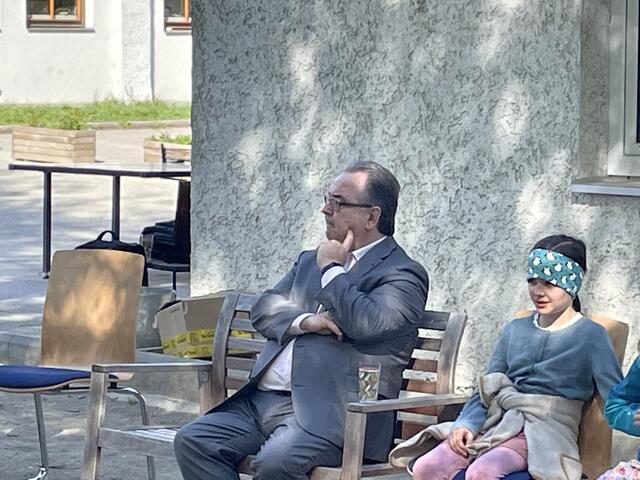 Der evangelische Bischof Michael Chalupka lauschte konzentriert den Ausführungen der Schüler. | Foto: David Zennebe