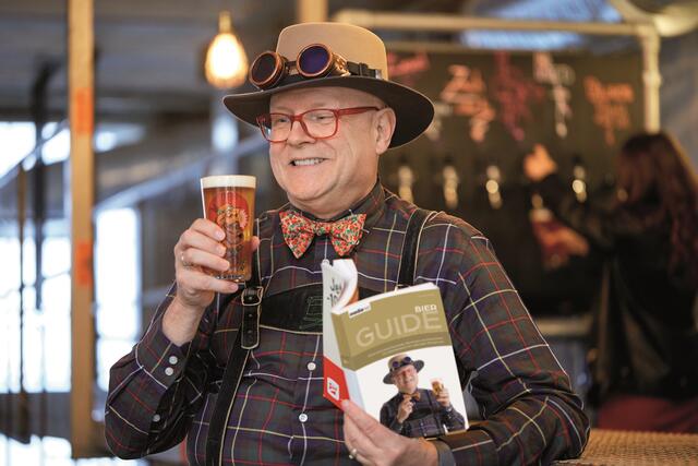 Bierpapst Conrad Seidl mit der neuesten Ausgabe seines Bier-Guides. | Foto: Foto Menzl/medianet Verlag