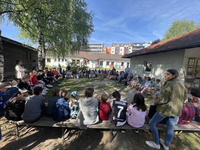 Großes Schülerinteresse beim Besuch des evangelischen Bischofs Michael Calupka. Zur Diskussion stand der Klimaschutz. | Foto: David Zennebe