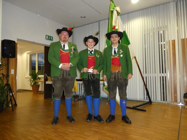 Jungschützen Schießleistungsabzeichen in Gold: Jakob Widauer (mit Kristall), Simon Greier (v.ln.r.) | Foto: Schützenkompanie Telfs