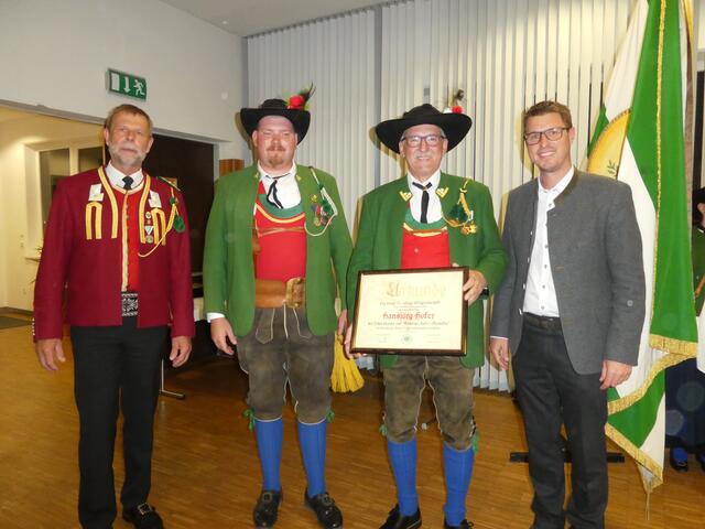 Ehrenkranz für 55 Jahre Mitgliedschaft: Oj. Hansjörg Hofer | Foto: Schützenkompanie Telfs