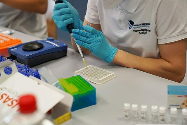 Die Auswertung der Blutproben bedarf hochprofessioneller Methoden und Expertise. Biomedizinische Analytikerinnen und -analytiker waren während der gesamten Pandemie aber nicht nur in der Forschung erfolgreich, sondern auch maßgeblich an der Analyse von PCR-Tests beteiligt. | Foto: FHWN
