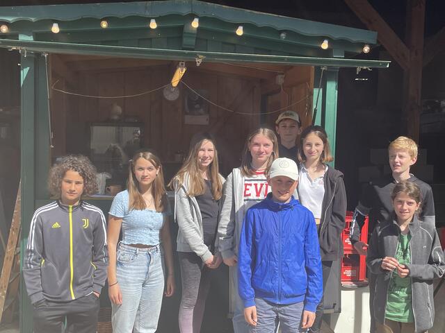 Schüler der Montessorischule vor ihrem Schulladen, bei dem allerlei Köstlichkeiten zum Essen verkauft werden – alles Bio versteht sich. | Foto: David Zennebe