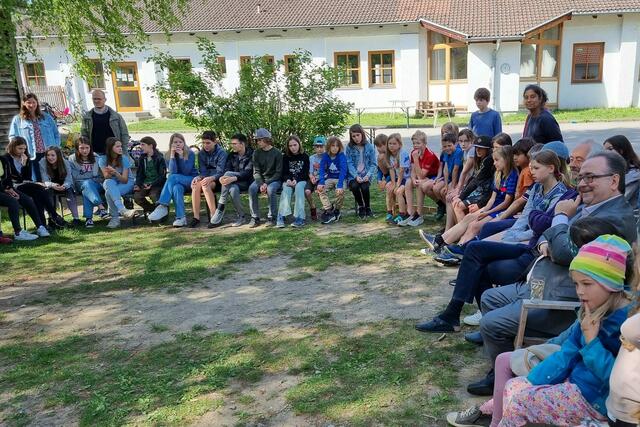 Dem evangelischen Bischof Österreichs, Michael Chalupka, bereitete die Diskussion über den Klimaschutz mit den Montessorischülern sichtlich Freude. | Foto: epd/Dasek