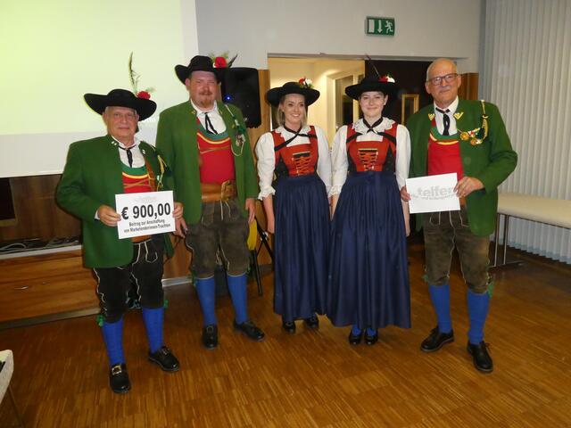 Der Obm. des "Telfer Kultur- und Bildungsforum", Oj. Hansjörg Hofer (r.), übergab die Spende zugunsten der neuen Marketenderinnentrachten | Foto: Schützenkompanie Telfs