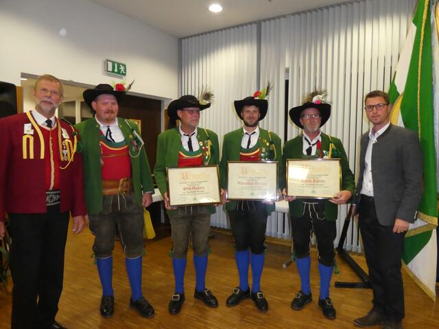 Josef-Speckbacher-Medaille für 25 Jahre Mitgliedschaft: Olt. Otto Neuner, Lt. Alexander Neuner, Uj. Albert Platter (v.l.n.r.) | Foto: Schützenkompanie Telfs