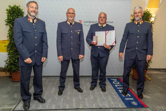 "Silbernes Ehrenzeichen der Republik Österreich" für ChefInsp Norbert Ladner: LPD-Stv. Christian Schmalzl, LPD HR Dr. Edelbert Kohler, Norbert Ladner und BPK Kdt. Obstlt Christoph Patigler BA gratulierten (v.l.). | Foto: Landespolizeidirektion Tirol, GrInsp Bernhard Gruber