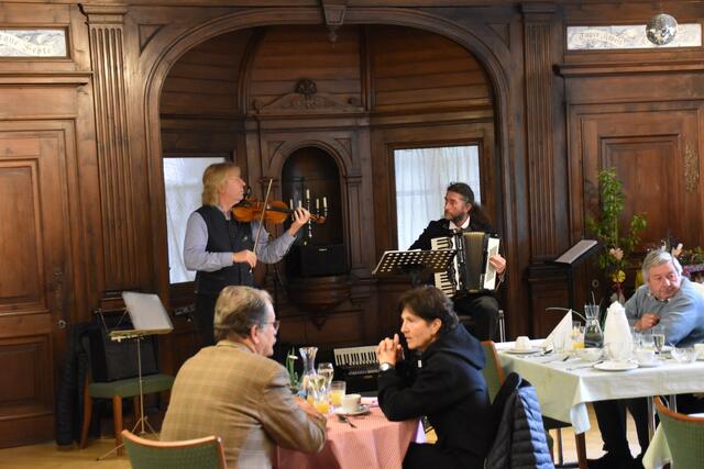 Tolle musikalische Unterhaltung wurde in der Gastwirtschaft im Schloss geboten. | Foto: Roland Mayr