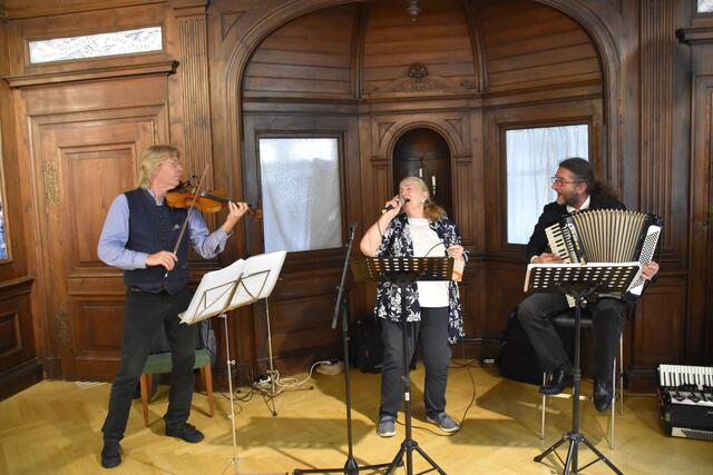 Tolle musikalische Unterhaltung wurde in der Gastwirtschaft im Schloss geboten. | Foto: Roland Mayr