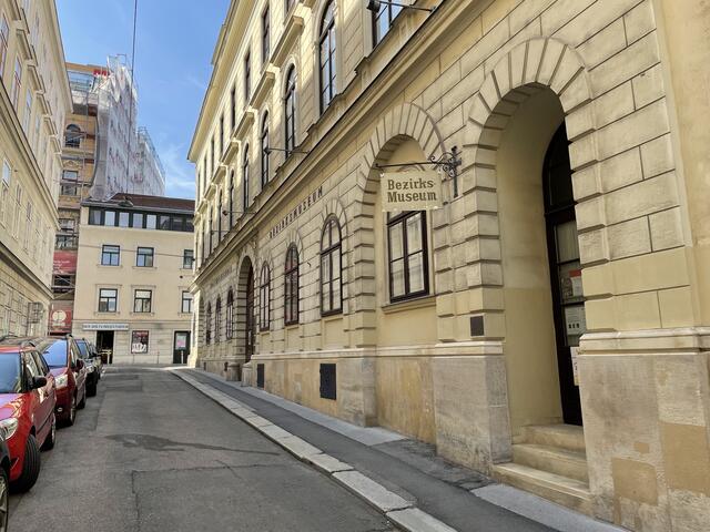 Ab sofort zeigt das Bezirksmusem in der Schmidgasse die Gedenkausstellung "Für das Kind".  | Foto: Julia Schmidt