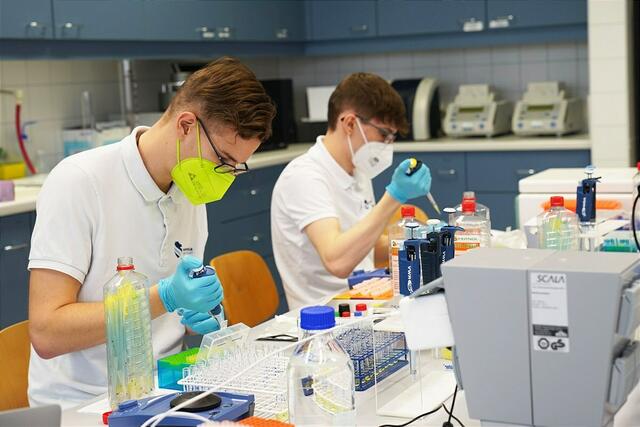 Biomedizinische Analytiker wie Tobias Mader und Johannes Gratzer sind an vorderster Front an der Erforschung von SARS-CoV-2 und Influenza beteiligt. | Foto: FHWN