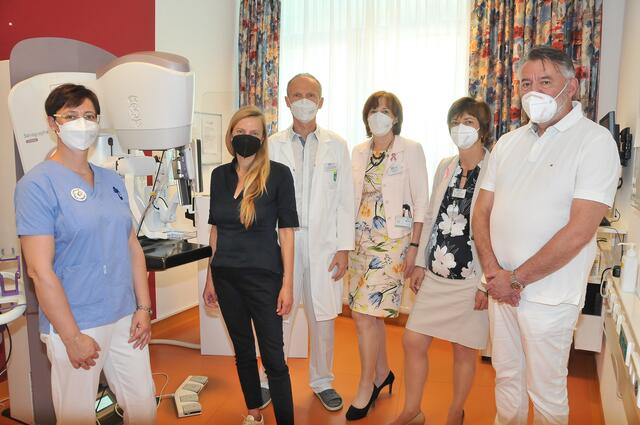 v.l.n.r.: RT Margot Planitzer, LR Juliane Bogner-Strauß, Abteilungsvorstand Radiologisches Institut Prim. Dr. Gernot Reisner, Pflegedirektorin Silvia Zolda, Betriebsdirektorin Adelheid Stiendl und Ärztlicher Direktor Prim. Dr. Savo Miocinovic | Foto: LKH Rottenmann-Bad Aussee
